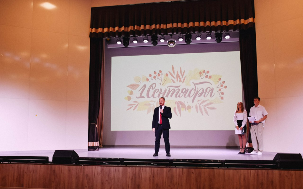 Председатель Совета депутатов Пушкинского встретил День знаний в Гимназии №10 Пушкино