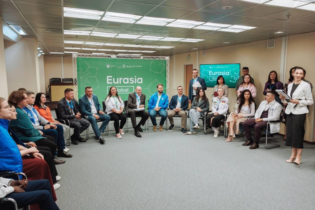 Евгений Солнцев пообещал передать приветствие президенту России от молодёжи Чада