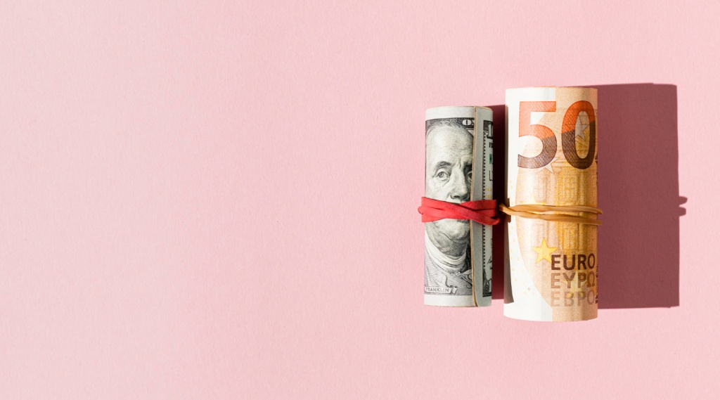 СМИ: почти 50% крупного бизнеса РФ ведут расчеты в долларах и евро 