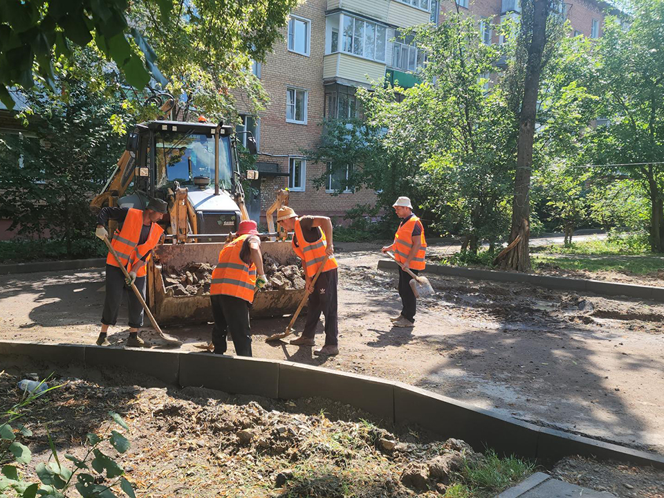 К началу августа дворы микрорайона Северный в Красноармейске преображаются К началу августа дворы микрорайона Северный в Красноармейске преображаются