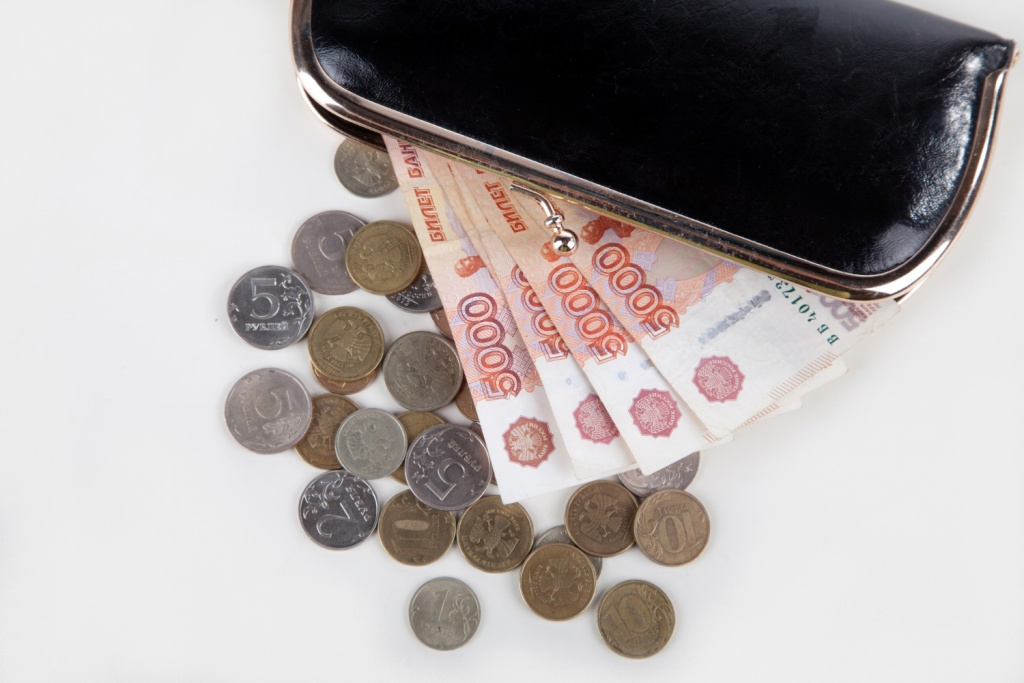 «Зарплаты.ру»: российским рабочим стали чаще предлагать зарплаты от 100 тысяч рублей