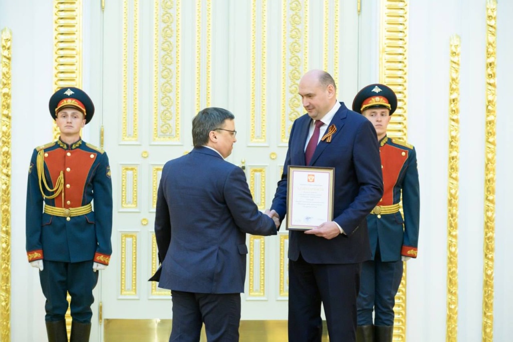 Врио Оренбургской области Евгений Солнцев вручил 49 государственных наград жителям региона Врио Оренбургской области Евгений Солнцев вручил 49 государственных наград жителям региона