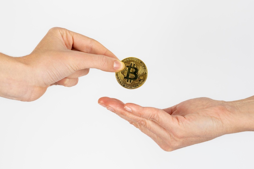Курс биткоина за сутки снижался более чем на 10%
