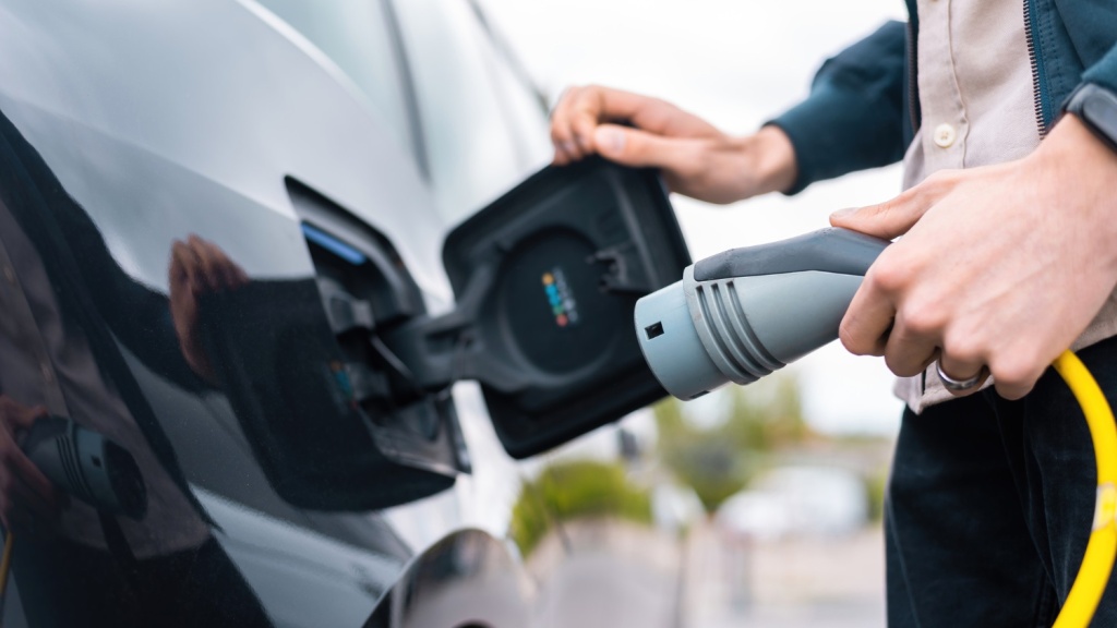 Продажи электромобилей в России продолжают падать
