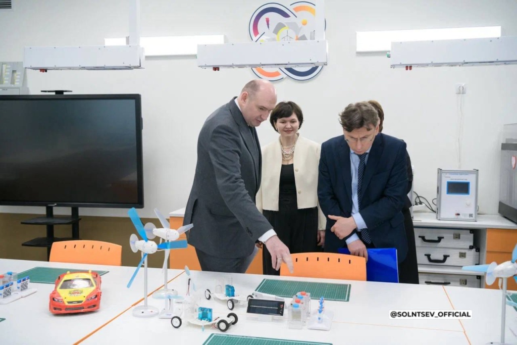 Владимир Путин по видеосвязи открыл современный Политехнический лицей в Оренбурге