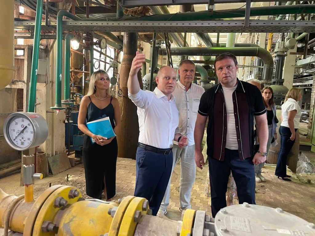 Глава Пушкинского Максим Красноцветов и депутат Госдумы Сергей Пахомов проинспектировали ход реконструкции котельной в Ивантеевке