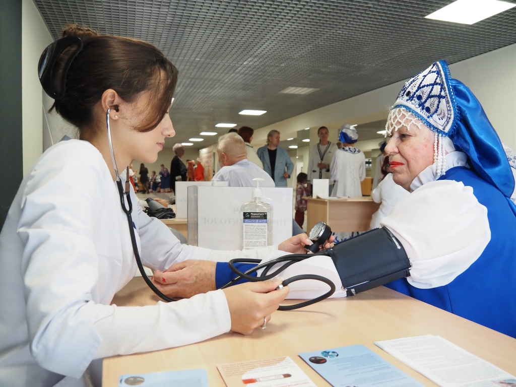 Депутат Воронежской гордумы Александр Жуков — о заботе о старшем поколении: в Воронеже пенсионерам проверили здоровье перед концертом ко Дню пожилых людей Депутат Воронежской гордумы Александр Жуков — о заботе о старшем поколении: в Воронеже пенсионерам проверили здоровье перед концертом ко Дню пожилых людей