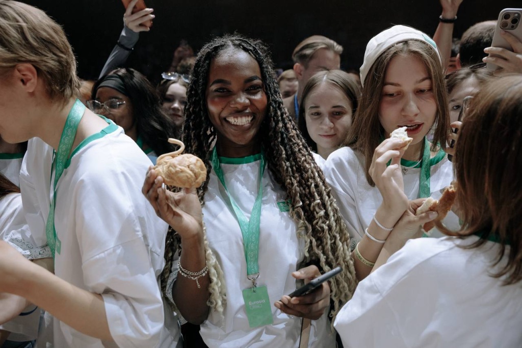 Евгений Солнцев пообещал передать приветствие президенту России от молодёжи Чада