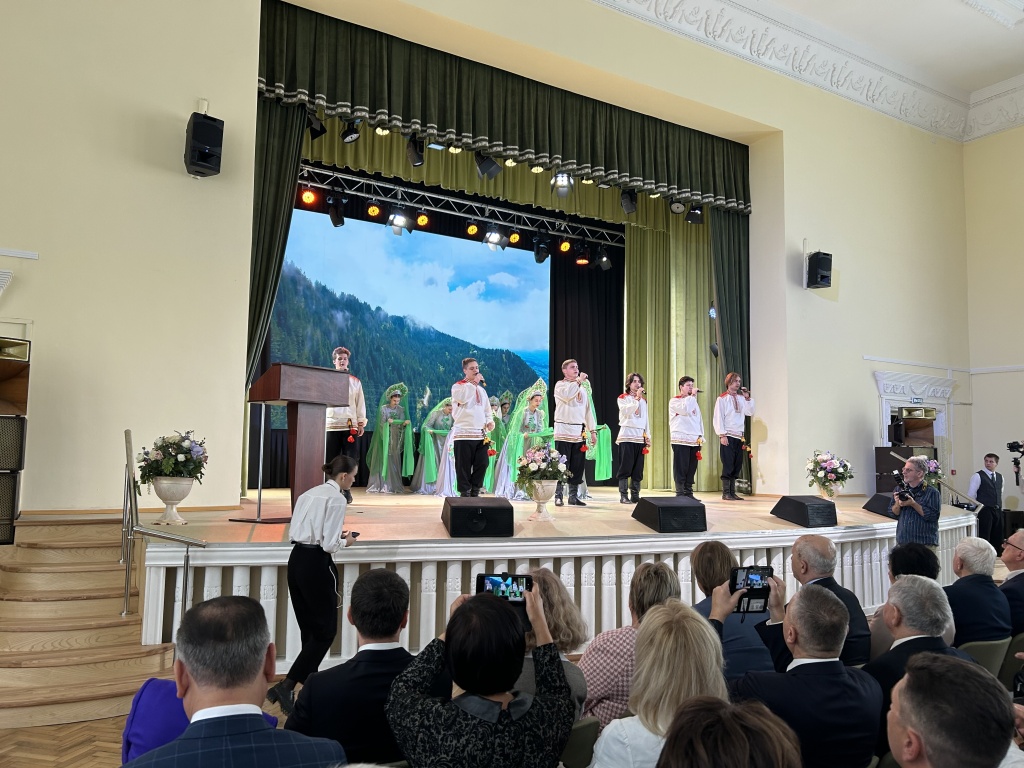 Депутат Воронежской гордумы Константин Ашифин вручил награды преподавателям ВГЛУ в честь 95-летия легендарного Лестеха