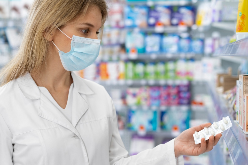 По инициативе губернатора Псковской области планируют расширить меры поддержки медиков и фармацевтов