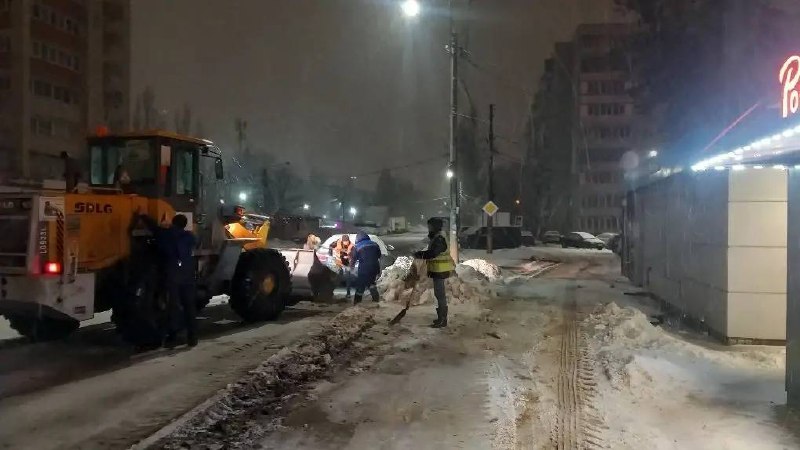 Коммунальные службы Воронежа продолжают бороться с последствиями непогоды