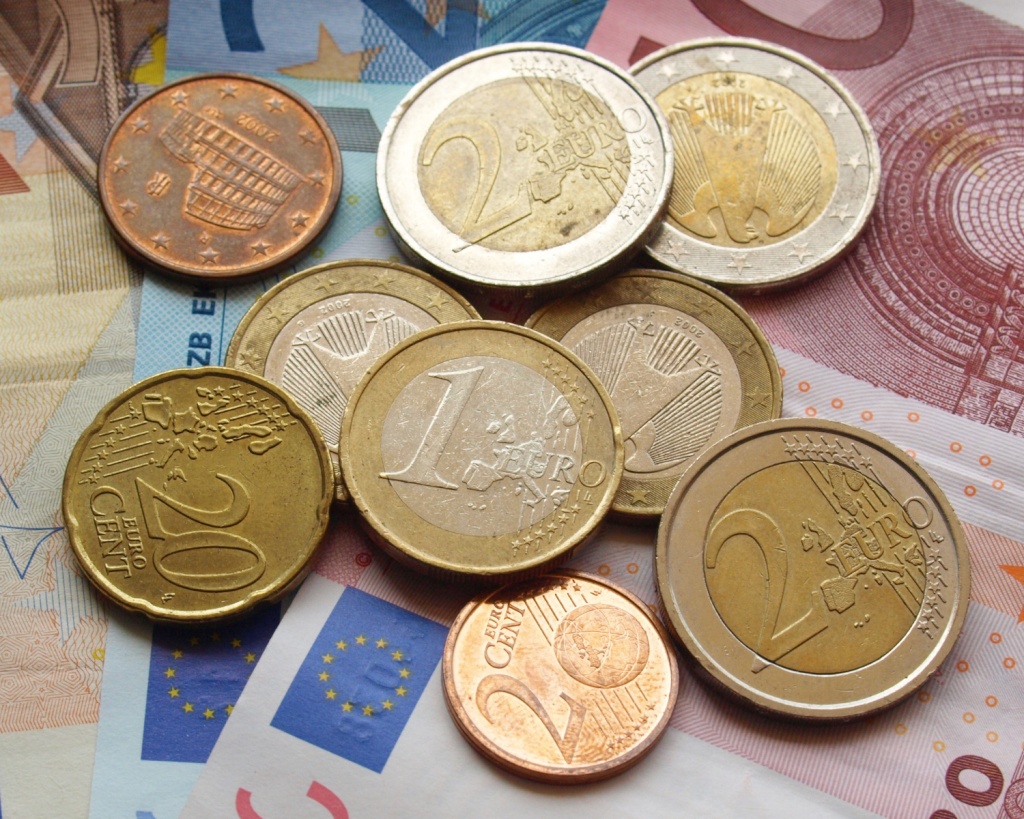 Курс евро в РФ опустился ниже 98 рублей впервые с конца апреля Курс евро в РФ опустился ниже 98 рублей впервые с конца апреля