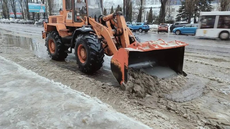 Коммунальные службы Воронежа продолжают бороться с последствиями непогоды