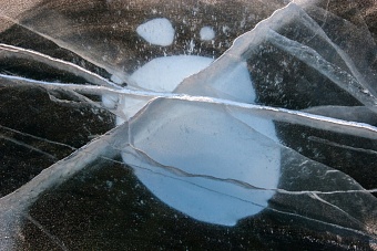 В Оренбурге началась распиловка льда на реке Урал около автомобильного